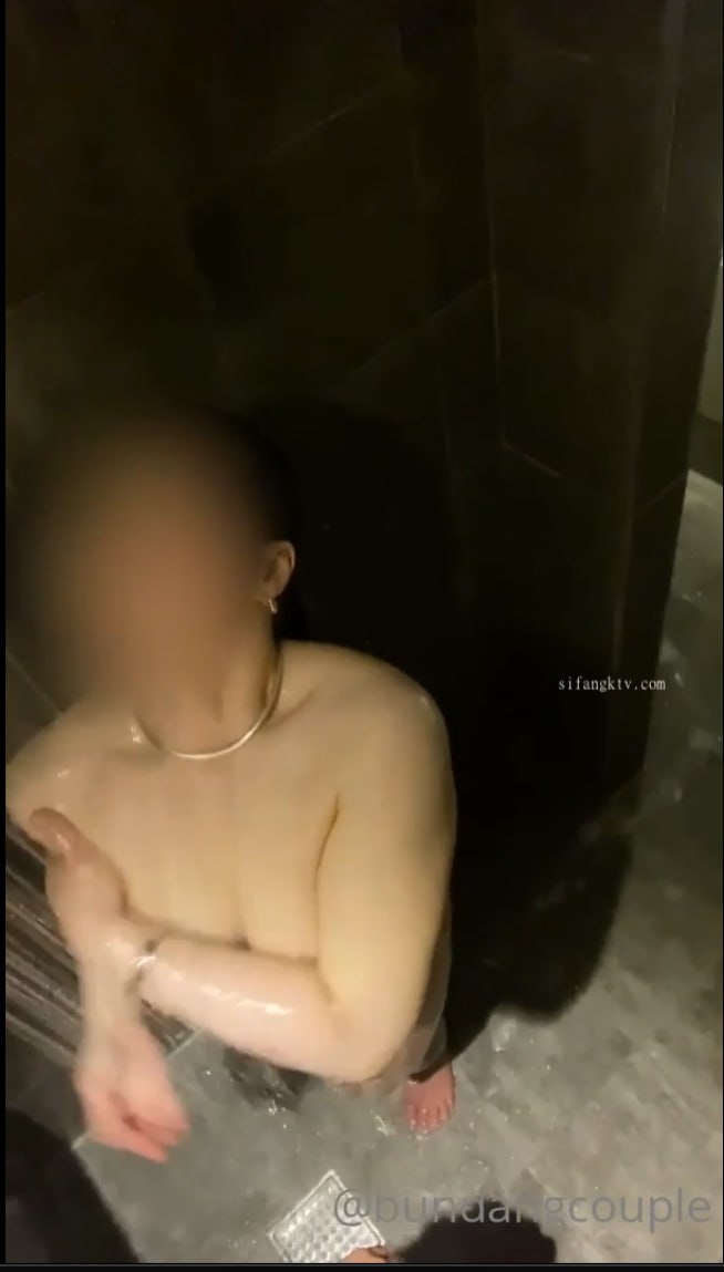 给客人带上眼罩，旁边摸摸搞搞，掏出大屌吸吮，S型身材翘起美臀，后入爆操大声啪啪